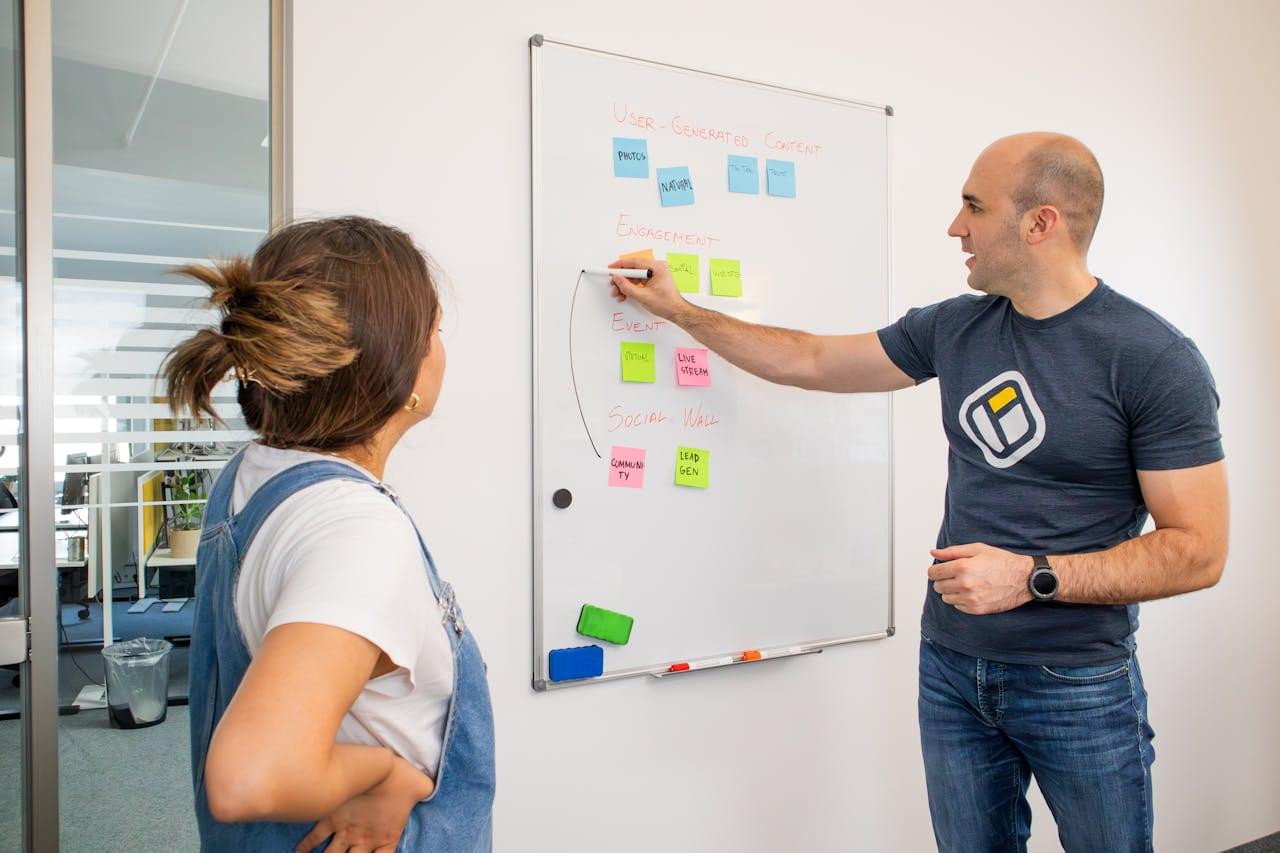 Человек применяет консалтинг для улучшения процессов