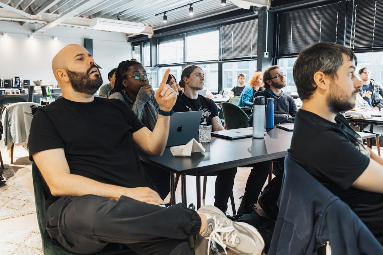 Человек изучает консалтинг и аналитические подходы